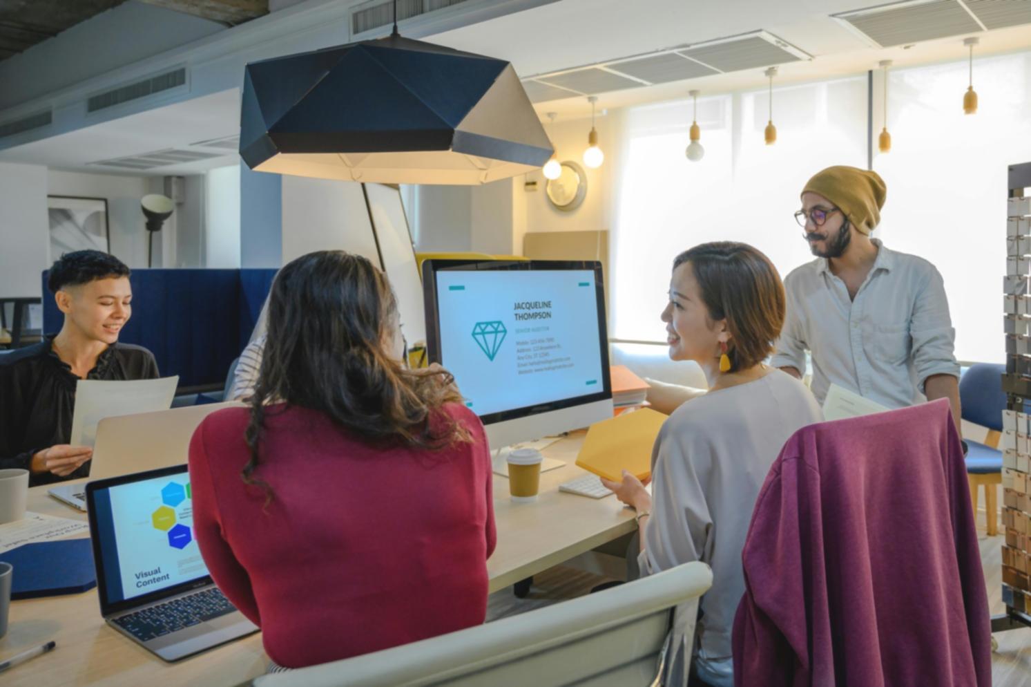 Consulente finanziario che analizza documenti con cliente durante una sessione di pianificazione personalizzata