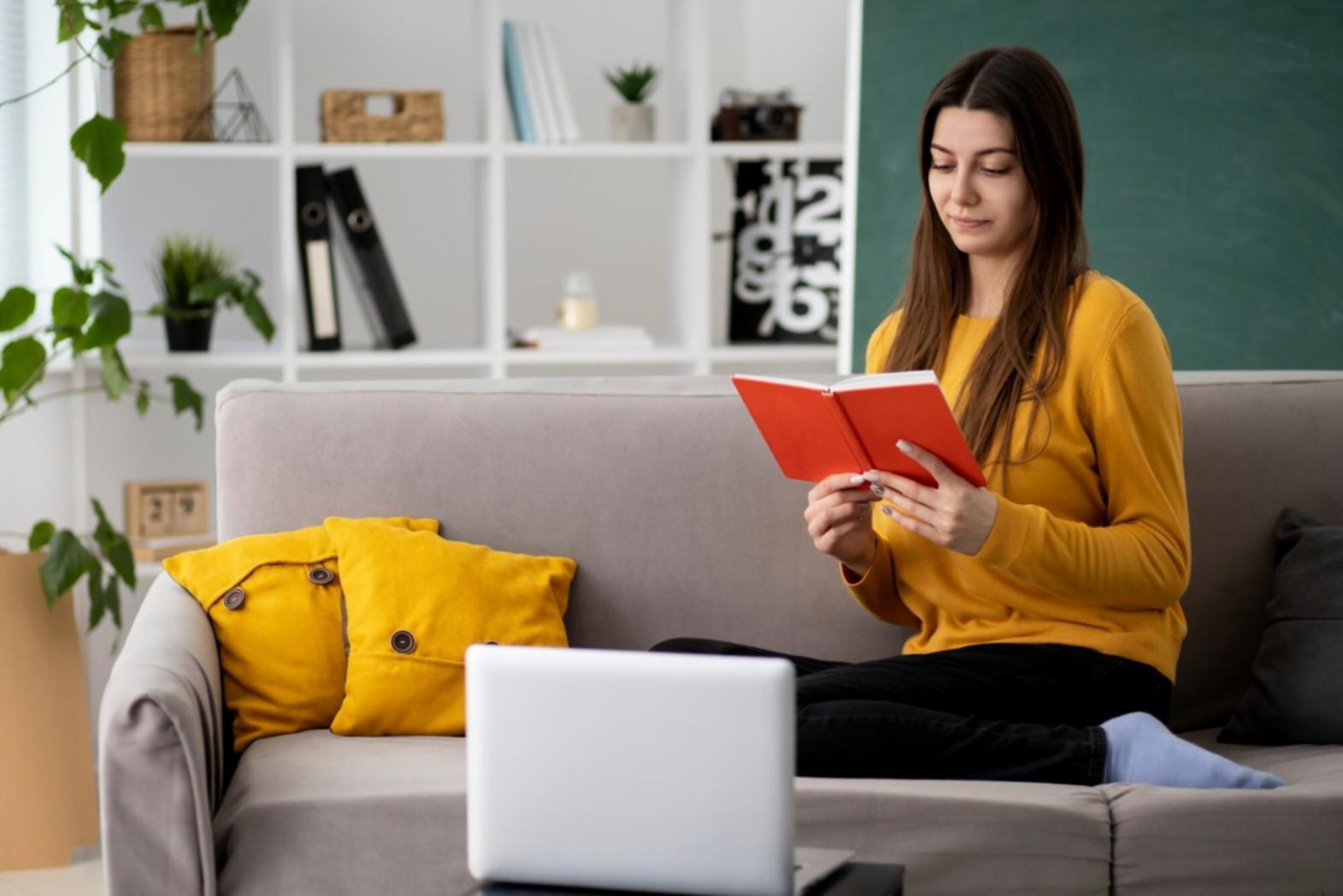 Consulente finanziario che analizza documenti e grafici insieme a una famiglia